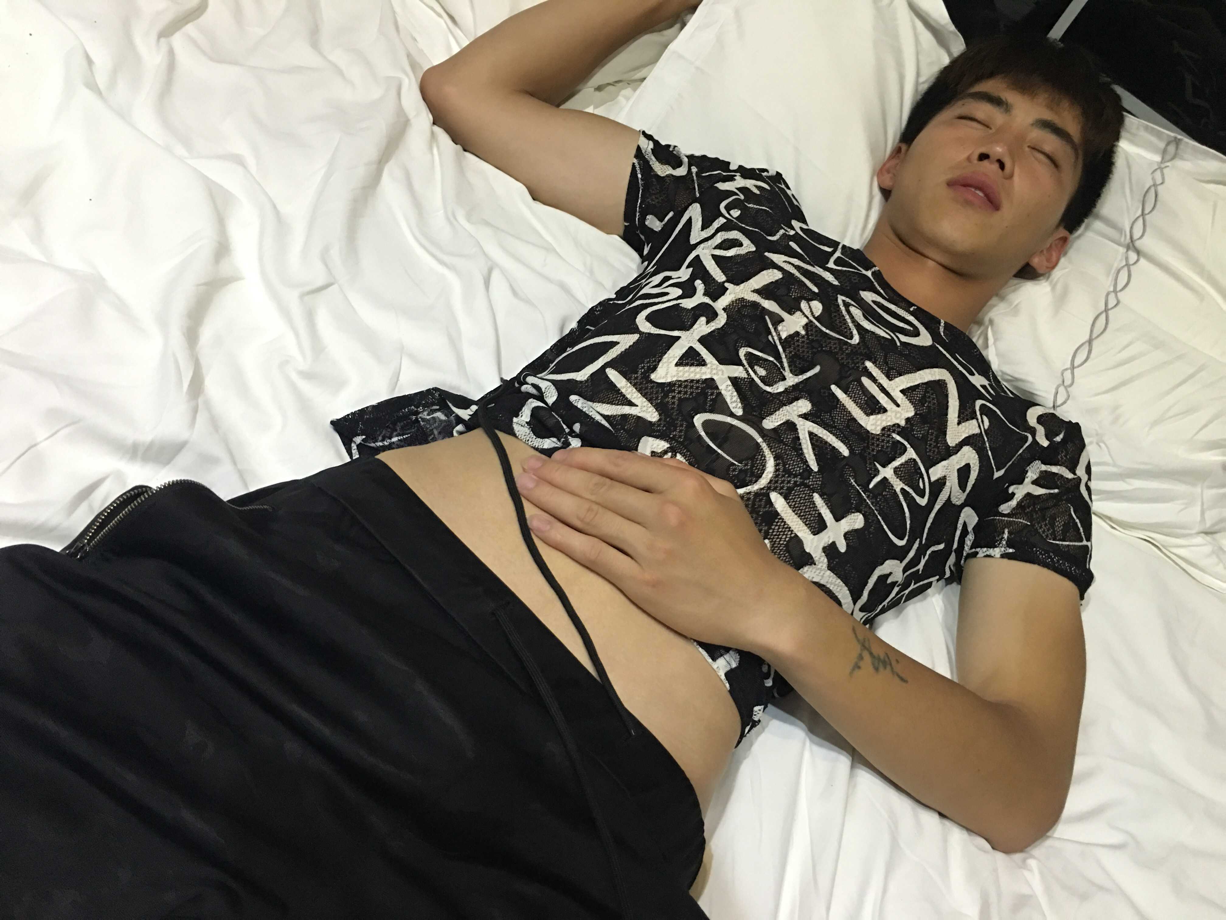 鮮肉帥哥睡著後被扒光擼雞